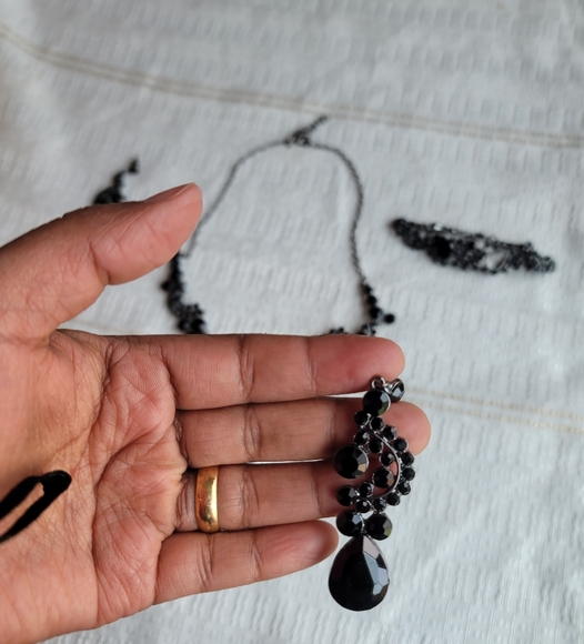 Elegant Black Necklace and Earring Set - Picture 8 of 12